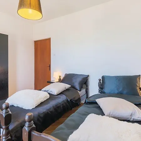 House 1751 بيت للعطل