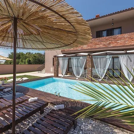 بيت للعطل House 1751 *
